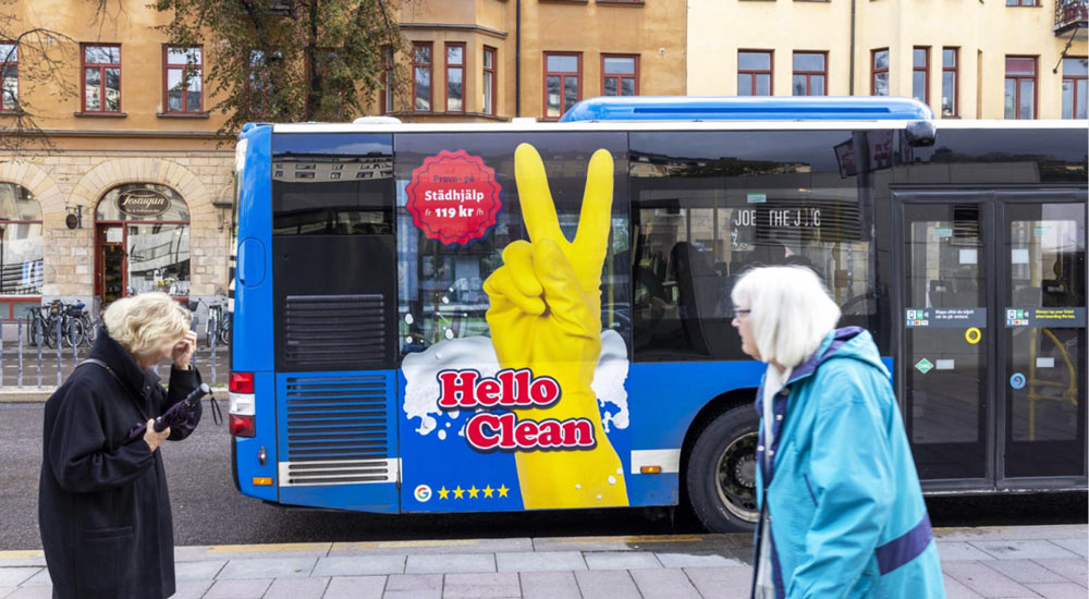 En buss med en diskhandske som reklam