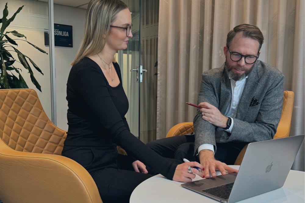 Två medarbetare på DNA som pratar